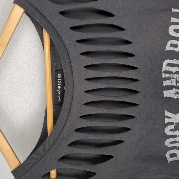 SOCIAL SCENE Women's 3X Relaxed Fit Slashed Rock & Roll Top - Picture 3 of 4